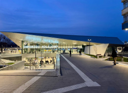 Nowy budynek dworca kolejowego Olsztyn Główny, zaprojektowany przez DWAA Architekci, stanowi współczesną odpowiedź na potrzeby komunikacyjne miasta oraz próbę redefinicji przestrzeni publicznej w jego centralnym punkcie. Nowa realizacja jest nie tylko odpowiedzią na wymogi funkcjonalne i techniczne XXI wieku, lecz także istotnym elementem miejskiego krajobrazu, który porządkuje i integruje dotąd rozdzielone przestrzenie Olsztyna.