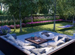 Autorem wykonanego tego lata projektu ogrodu jest projektantka Ewelina Fatyga z pracowni New Garden Style, specjalizującej się w nowoczesnych i oryginalnych rozwiązaniach. Tym razem projektantka musiała zmierzyć się z wyzwaniem stworzenia estetycznej i funkcjonalnej przestrzeni odpoczynku wokół domu, który zlokalizowany jest w brzozowym lesie w okolicach Częstochowy. Właśnie ta specyfika miejsca miała kluczowe znaczenie w projekcie, jako że o słońce rośliny i ludzie będą tutaj musieli trochę powalczyć.

