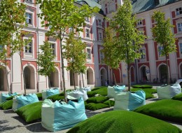 Dziedziniec Urzędu  Miasta w Poznaniu otrzyma nowy wizerunek. Przenośne siedziska, ławki oraz zieleń – tak zapowiada się przyszłe zagospodarowanie obszaru. Pracuje nad nim zespół z Atelier Starzak Strebicki. 