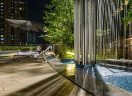 Shek Mun położone jest na odludziu w stosunku do Shatin Town Center. Podzielone jest na dwie strefy drogą Tai Chung Kiu. Bliższa, leżąca nad rzeką Shing Mun to dzielnica mieszkaniowa, natomiast przeciwna strona ma charakter przemysłowy.