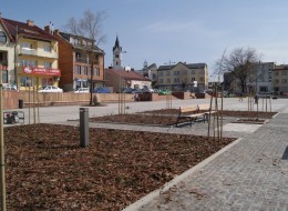 Autorem przekomponowania powierzchni 22416 m2 jest pracownia architektury aM4 we współpracy z planistami i inżynierami budowlanymi. Zespół wspólnie tworzył koncepcję od 2008 roku. Obiekt zagospodarowania to podłużny plac o znaczeniu handlowym. Z upływem czasu zaczęto wykorzystywać jego powierzchnię na potrzeby miejsc parkingowych oraz dróg przejazdowych. 