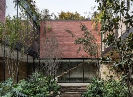 Patio to charakterystyczny dla tradycji iberoamerykańskiej element architektury budynku. Obrośnięty zielenią tworzy przyjemną oazę w upalne dni. Oto jego bardzo współczesna wersja połączona z doskonałą architekturą spod ręki Esrawe Studio.