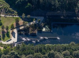 Teren, który pierwotnie związany był z przemysłem i pełnił rolę składowiska odpadów w ciągu dwudziestu lat zmienił się w Sydney Park Water. Jeden z ważniejszych i częściej odwiedzanych przez okolicznych mieszkańców terenów o powierzchni 44 hektarów. Projekt stworzony przez Turf Design Studio powstał w ramach współpracy miasta Sydney z australijskim rządem w ramach Krajowego Planu Wodociągów Miejskich i Odsalania.