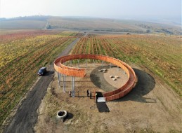 Punkt widokowy The Walk Above the Vineyards to spiralna rampa zaprojektowana przez architektów z pracowni Keeo4design. Można z niej podziwiać piękny widok na rozciągające się wokół pola winorośli