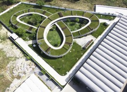 Budynek przedszkola został uznany przez ArchDaily budynkiem roku 2015. Miejscowość Biên Hòa wyposażona została w niezwykłą jednostkę oświatową. Wszystko opiera się o wyjątkowy kształt budowli, której wnętrze przenika się harmonijnie z otaczającymi terenami. Budynek wsparty jest na słupach i wije się w formie spirali przyjmując formę trzech listków.