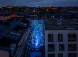 Na fasadzie kamienicy przy Prochowej 8 w Krakowie powstał pierwszy fluorescencyjny mural SoHo, zaprojektowany przez krakowską artystkę Annę Sermak