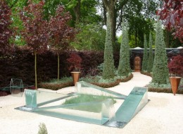 Ogród powstał na potrzeby Chelsea Flower Show organizowanego w 2003 roku przez Royal Horticultural Society. James Dyson jest projektantem przemysłowym znanym przede wszystkim z produkcji odkurzaczy. W ogrodzie nazwanym The Wrong Garden stworzył nietypową fontannę, w której woda płynie pod górę. 