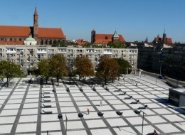 Do 26. grudnia 2013 roku w Muzeum Architektury we Wrocławiu można oglądać pokonkursową wystawę projektów fontann na plac Nowy Targ.