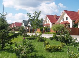 Poranna kawa na tarasie, weekendowe grille w ogródku, leśny krajobraz, cisza i spokój – jest to marzenie wielu osób zmęczonych codzienną, miejską gonitwą. Dzięki infrastrukturze podwarszawskiego osiedla Książenice można go zrealizować nie rezygnując z wygód, które oferuje duże miasto.