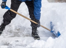 Kostka brukowa i nawierzchnie betonowe w ogrodzie, szczególnie zimą, narażone są na działanie niekorzystnych warunków atmosferycznych, szkodliwą sól oraz uszkodzenia mechaniczne. Warto zatem dowiedzieć się jak temu zaradzić i co zrobić by kostka brukowa na wiosnę wyglądała jak nowa i służyła nam przez długie lata.