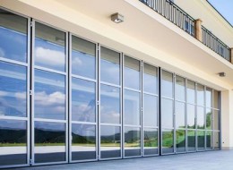 Bramę harmonijkowa łączy w sobie aspekty użytkowe i nowoczesny design rozwiązanie może być z powodzeniem wykorzystywane we wszystkich typach obiektów, gdzie liczy się funkcjonalność oraz atrakcyjny wygląd. 