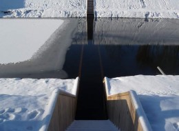 Holenderski projekt zawsze stanowił punkt odniesienia dla podobnych obiektów architektury krajobrazu pod względem kreatywności i innowacyjności. Moses Bridge to nietypowy most umożliwiający pieszym przejście przez wodę. Rozwiązanie to przypomina biblijne rozstąpienie wód morza, którego dokonał Mojżesz.  