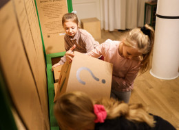  W Muzeum Warszawskiej Pragi można już eksperymentować i uczyć się, jak dbać o planetę. Niesztampowa wystawa o ekologii – EkoEksperymentarium – pozwala sprawdzić, jak nasze codzienne, małe czynności mogą pomóc środowisku. EkoEksperymentarium jest zbudowane na planie mieszkania: w salonie łapiemy wampiry energetyczne i poznajemy sposoby na oszczędzanie prądu, w łazience wykorzystujemy każdą kroplę wody, w kuchni dzielimy się sposobami na gotowanie less waste, a w sypialni przeglądamy rzeczy i zastanawiamy nad tym, dlaczego warto mieć mniej. Poprzez świetną zabawę mali i duzi odkrywcy poznają sprytne sposoby na to, jak być eko na co dzień. 