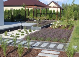 Nowoczesny ogród w Kozerach wypełniają łany lawendy, róż oraz hortensji. Nie brakuje tutaj również eleganckich iglaków. Oto realizacja ogrodowa projektu pracowni Garden Pleasure.