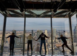 Wieżowiec Warsaw Unit został oddany do użytku w październiku 2021 i od samego początku wzbudza niemałe emocje. Zarówno w branży architektonicznej, jak i wśród turystów i mieszkańców stolicy. Wszystko za sprawą nowatorskich rozwiązań, jakie zostały w nim zastosowane. Jednym z nich jest ruchomy taras widokowy Skyfall Warsaw, który znajduje się na 46 piętrze budynku, na wysokości ok. 200 m. Jest to jedyny tego typu ruchomy taras widokowy w Europie, a na całym świecie jest ich zaledwie kilka.