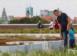 W sobotę 30 sierpnia nastąpiło długo oczekiwane uroczyste otwarcie zielonego dachu Centrum Nauki Kopernik w Warszawie. Uroczystość odbyła się w obecności Hanny Gronkiewicz-Waltz – prezydent Warszawy, Roberta Firmhofera – dyrektora Centrum Nauki Kopernik i prof. Łukasza Turskiego – przewodniczącego rady programowej Centrum. Wszyscy odwiedzający mogli skorzystać z szeregu atrakcji, a o roślinności dachowej opowiedział botanik, dr Marcin Zych.