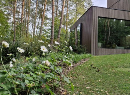 Projekt leśnego ogrodu pod Poznaniem został zaplanowany w sposób subtelnie wpisujący go w naturalny krajobraz otaczającego działkę lasu. Główne założenie polegało na wykorzystaniu istniejącego starodrzewu i uzupełnieniu go roślinnością o charakterze leśnym. Zrezygnowano z klasycznych podziałów na rabaty, a zieleń została zorganizowana swobodnie, nawiązując do naturalnych zbiorowisk roślinnych. Od Gardeane s.c.