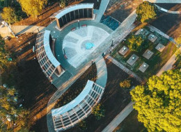 Towarzystwo Urbanistów Polskich po raz siedemnasty uhonorowało najlepsze przestrzenie publiczne w kraju, wyróżniając jednocześnie innowacyjne podejście do projektowania przestrzeni publicznych. Jednym z nagrodzonych projektów są tężnie solankowe i ogród halofitowy w Wołczynie, zlokalizowane w tzw. „Kozim parku”. Obydwie inwestycje mają na celu poprawę stanu ochrony zagrożonych gatunków roślin i zwierząt, stanowiąc unikatowy kompleks w południowej Polsce, odtwarzający siedlisko solniskowe. Generalnym wykonawcą inwestycji była firma FIBA s.c., za projekt odpowiada zaś firma INVEST Grzegorz Piwnik.
