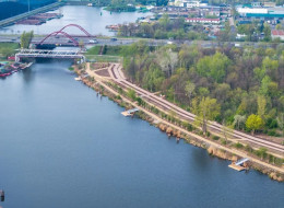 Park Żerański powstaje na terenie o bogatej historii przemysłowej, związanej z funkcjonowaniem Portu Żerańskiego i fabryki Faelbet. Przez dekady obszar ten służył transportowi rzecznemu i produkcji prefabrykatów betonowych, a dziś zyskuje nowe życie jako przestrzeń rekreacyjna