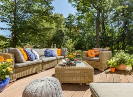 Aranżacja tarasu powinna przede wszystkim sprzyjać wypoczynkowi, ale również pozytywnie wpływać na estetykę otoczenia domu i pomieszczeń posiadających wyjście na ogród. 
