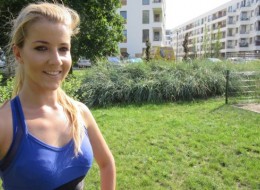 Lato sprzyja podejmowaniu aktywności fizycznej na świeżym powietrzu. Na ulicach i w parkach pojawia się wielu rowerzystów oraz biegaczy, ale do ruchu warto wykorzystać także gotową, przeznaczoną do uprawiania sportu infrastrukturę miejską. Parkowe siłownie i strefy street workout, których w Poznaniu powstaje coraz więcej, to świetny sposób na urozmaicenie treningu, a co najważniejsze - nieobciążający kieszeni. 