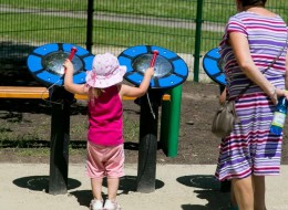 Jedynym mankamentem jest zbyt wysoki hałas dochodzący do mieszkańców pobliskiego bloku. Świadczy to jednak jedynie o sukcesie zrealizowanego muzycznego przedsięwzięcia. Dla zmniejszenia poziomu hałasu wytłumiono najgłośniejsze urządzenia. Cała inwestycja wyniosła 400 tys. zł płynących z Budżetu Obywatelskiego.