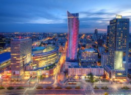 Do 2050 roku aż 70 proc. populacji zamieszka w miastach. To sprawia, że zmienia się myślenie o miejskiej przestrzeni. Centra odżywają, a nowo budowane obiekty są wielofunkcyjne i otwarte na mieszkańców.