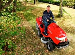 Traktor ogrodowy, jako maszyna większa i bardziej wydajna od innych typów maszyn do koszenia - kos spalinowych, kosiarek elektrycznych i spalinowych - przeznaczona jest do koszenia powierzchni powyżej 1 500 m2. Jego podstawową zaletą jest to, że znacząco skraca czas pracy i nie wymaga od operatora praktycznie żadnego wysiłku fizycznego.  Ale dziś traktor ogrodowy nie jest zwykłą maszyną do koszenia - potrafi o wiele więcej. 