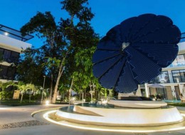 SmartFlower czyli domowa elektrownia słoneczna. Panele słoneczne, które przypominają płatki gigantycznego kwiatu, mogą prezentować się całkiem nieźle w naszych ogrodach. Rozwiązanie nie lada estetyczne, a przy tym funkcjonalne i oszczędne, bo aż o 60% bardziej wydajne, niż tradycyjne panele dachowe.