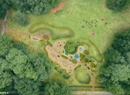 Projektowany plac zabaw łączy funkcje rekreacyjną z edukacyjną, pobudzając fascynację światem przyrody. Architekci zadbali, aby każdy znalazł tu miejsce dla siebie.