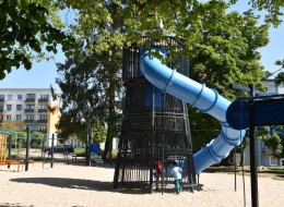 Zrealizowana modernizacja parku przy ul. 8 Marca w Kościerzynie to przykład skutecznego przekształcenia zdegradowanej przestrzeni miejskiej w atrakcyjne i dostępne miejsce aktywnego wypoczynku. Projekt zakładał stworzenie strefy wielofunkcyjnej, odpowiadającej na potrzeby mieszkańców w różnym wieku i o różnych preferencjach rekreacyjnych.