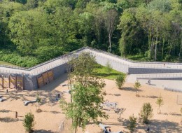 Równinne tereny rozciągające się od miasta Lilas, przez Romainville aż do Pantin i Noisy-le-Sec na wschód od Paryża mają długość około pięciu kilometrów. W ich obszarze utworzone zostały trzy parki, wspólnie tworzące zieloną sieć. W jednym z nich, w parku Corniche des Forts, utworzona została promenada wokół lasu – dziewiczej roślinności zajmującej powierzchnię 20 ha. Z promenady wokół lasu roztacza się widok na zieloną przestrzeń, a w wielu miejscach utworzone zostały również rekreacyjne platformy. Projekt zagospodarowania terenu został opracowany przez studio Ilex.