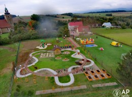 Od najdawniejszych czasów wykorzystywano terapeutyczną rolę roślin, ponieważ człowiek jest stworzony do tego, by pozytywnie reagować na środowisko naturalne. Szczególnie wrażliwe na działanie natury są dzieci. Artykuł prezentuje ogród sensoryczny dla dzieci niepełnosprawnych ze szkoły podstawowej im. Marii Konopnickiej w Pławnicy