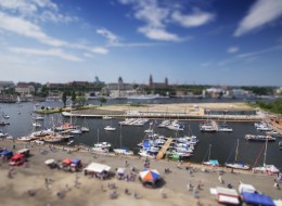 Port jachtowy na Wyspie Grodzkiej w Szczecinie powstał dzięki programowi „Zachodniopomorski Szlak Żeglarski - sieć portów turystycznych Pomorza Zachodniego”. W ramach inwestycji opiewającej na 35 mln zł  wybudowanych zostanie również 10 innych obiektów. Pieniądze pochodzą z Programu Innowacyjna Gospodarka. 