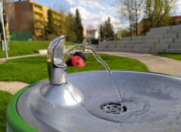 Woda pitna to fundamentalny element życia, a dostęp do niej stanowi kluczowy czynnik zdrowego stylu życia. W kontekście projektów publicznych, zwłaszcza tych związanych z miejscami rekreacyjnymi, sportowymi i odpoczynku, zasoby wody pitnej powinny być traktowane jako nieodłączny element infrastruktury. Takie podejście nie tylko promuje zdrowie publiczne, ale także znacznie zwiększa potencjał i atrakcyjność miejsc, zachęcając do aktywnego spędzania czasu na świeżym powietrzu.