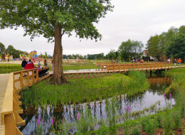 Park rekreacyjno-poznawczy w Gołotczyźnie został oddany do użytku w lipcu 2022 r. Głównym założeniem projektantów było stworzenie miejsca dostępnego dla wszystkich grup wiekowych, z uwzględnieniem ich potrzeb. Podczas realizacji projektu zastosowano rozwiązania proekologiczne, związane m.in. z ponownym wykorzystaniem wody opadowej oraz pozyskiwaniem energii słonecznej. Nad parkiem rekreacyjno-poznawczym pracował zespół architektów w składzie: mgr inż. arch. kraj. Magdalena Kotwińska, mgr inż. arch. kraj. Maciej Kotwiński oraz mgr inż. arch. kraj. Jakub Botwina. 