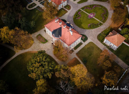 Zespół pałacowo-parkowy w Lewkowie swoją historią sięga XVIII w. W 2021 r. park przeszedł rewitalizację, której celem było przede wszystkim przywrócenie mu dawnego wyglądu. Prace projektowe poprzedzone zostały dogłębnymi badaniami dendrochronologicznymi oraz analizą źródeł ikonograficznych i kartograficznych. Projekt rewitalizacji parku w Lewkowie został opracowany przez Pracownię Architektury Krajobrazu IKROPKA we współpracy z LS Projekt oraz MG Ogrody, w której powstał projekt rewaloryzacji pałacu. Realizacja ta została zgłoszona do XV edycji Plebiscytu Polska Architektura XXL 2022.