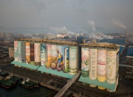 Największy mural świata został właśnie wpisany do Księgi Rekordów Guinessa. Obraz o powierzchni 23 688 m2 powstał w położonym na zachód od Seulu mieście Incheon. Dzieło, które ma 48 metrów wysokości, 168 metrów długości i 31,5 metra szerokości oficjalnie zostało odsłonięte 18 grudnia 2018 roku. 
