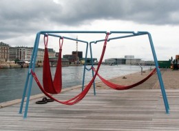 Designerzy holenderscy Jair Straschnow i Gitte Nygaard zaproponowali alternatywne formy siedzisk dla dorosłych. Jest w tym także element zabawy. 