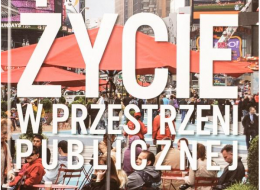 Jak pogodzić rozbudowę miast, w których skupia się życie coraz większej liczby ludzi, z jednoczesnym zachowaniem przyjaznej i funkcjonalnej przestrzeni dla mieszkańców? To jedno z kluczowych pytań, jakie stawiają Jan Gehl i Birgitte Svarre, a w publikacji Jak studiować życie w przestrzeni publicznej starają się znaleźć na nie odpowiedź popartą interdyscyplinarnymi badaniami.