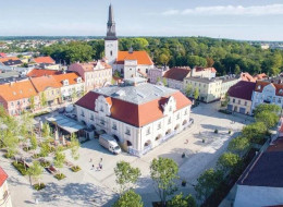 Przebudowa historycznego centrum Jarocina to przykład przemyślanej transformacji urbanistycznej, która godzi ochronę dziedzictwa z potrzebami współczesnych mieszkańców. Nowa aranżacja rynku ogranicza ruch kołowy, wprowadza dojrzałą zieleń i kreuje w pełni dostępną, reprezentacyjną przestrzeń publiczną.  
