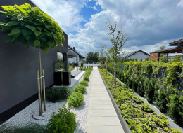 Ogród w Jaworznie zaprojektowany w 2020 r. przez New Garden Style swoją aranżacją nawiązuje zarówno do stylu domu właścicieli, jak i sąsiedztwa, podkreślając nowoczesność okolicy. Jego sporą część zajmuje taras, który stał się głównym miejscem służącym relaksowi i rekreacji. Projekt ogrodu w Jaworznie objął także rozplanowanie ścieżek oraz nasadzeń, a wszystkie prace prowadzone były od zera, na pustej połaci działki.