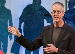 Jak projektować miejską przestrzeń tak, by uwolnić się od konieczności podróżowania autem? Na to pytanie odpowiadia Jeff Speck podczas kilkunastominutowej prelekcji.