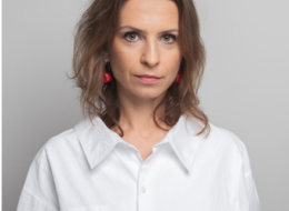 Istnieją pewne kody kulturowe związane z kolorami,  prawa socjologiczne, prawa masy, ale każdy z nas może mieć indywidualne preferencje, a nawet traumy związane z określonym kolorem. Na przykład chłopiec dostawał lanie na czerwonej kanapie i jako dorosły człowiek nie wie dlaczego nie lubi czerwonego koloru. W mojej metodzie takie niuanse wychodzą podczas badania i dzięki temu możemy do projektowania kolorów podejść naprawdę indywidualnie - mówi w wywiadzie dla organizatorów konkursu pt. „Kolory które budzą wnętrza