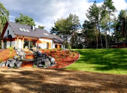 Zagospodarowanie ogrodu ze skarpą często bywa wyzwaniem, jednak architekci z pracowni Flori-Arch stanęli na wysokości zadania. Projektowany teren doskonale wpisał się w krajobraz, a ogród wykorzystuje sytuację parceli