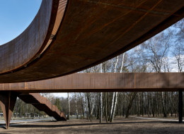 Łączy park przy szpitalu dziecięcym „Górka” z centrum miasta i przebiega nad ulicą Starkiewicza. Kładka w Busku-Zdroju największą uwagę przyciąga swoim wyglądem: jej konstrukcja w całości została pokryta stalą kortenowską. Projekt kładki pełniącej funkcję pieszo-rowerowej przeprawy powstał w krakowskim Biurze Projektów Lewicki Łatak, docenianym w środowisku architektów i nagradzany w wielu branżowych konkursach, a jego wykonaniem zajęła się firma Anna-Bud z Warszawy.