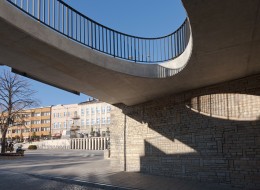 Praca nad projektem rozpoczęła się w 2007 roku i trwała 5 lat. Realizację efektownej przestrzeni ukończono w 2013 roku pod nadzorem autorów opracowania, członków zespołu architekt ocznego firmy eM4 i Brataniec.