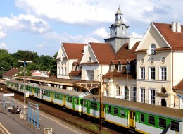 Konkurs jednoetapowy, realizacyjny na opracowanie koncepcji architektonicznej obiektów małej architektury oraz elementów informacji wizualnej dla peronów WKD jako część systemu identyfikacji wizualnej WKD. 