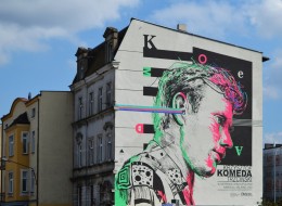 Na ścianie jednej z kamienic w Ostrowie Wielkopolskim pojawił się wielkoformatowy mural przedstawiający Krzysztofa Komedę. Praca jest upamiętnieniem 50. rocznicy śmierci wielkiego muzyka