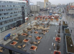 Prace trwają nadal w północnej części Rynku, gdzie wciąż trwa przebudowa ulicy Śródmiejskiej oraz tworzona jest strefa rekreacji ze sztucznym korytem Rawy.